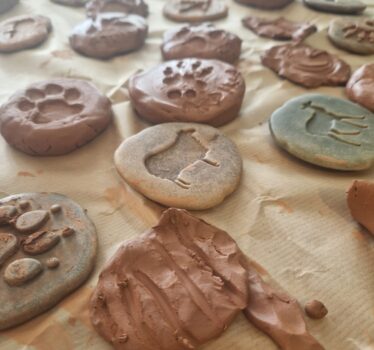 Manos en la tierra: Creatividad y conexión en el local