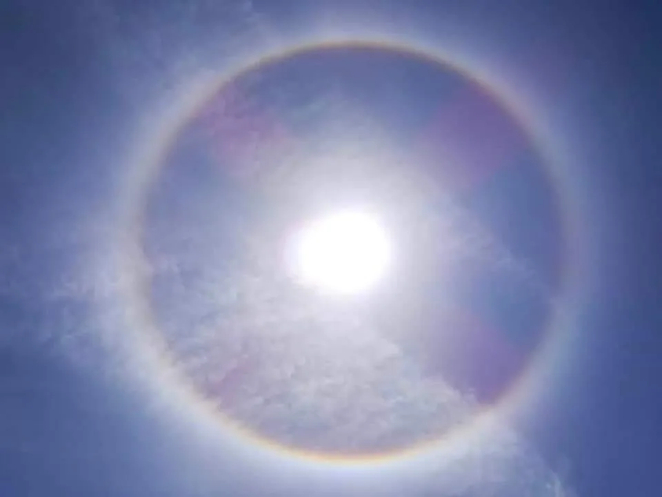 Halo alrededor del Sol producido por un velo de cirrostratus