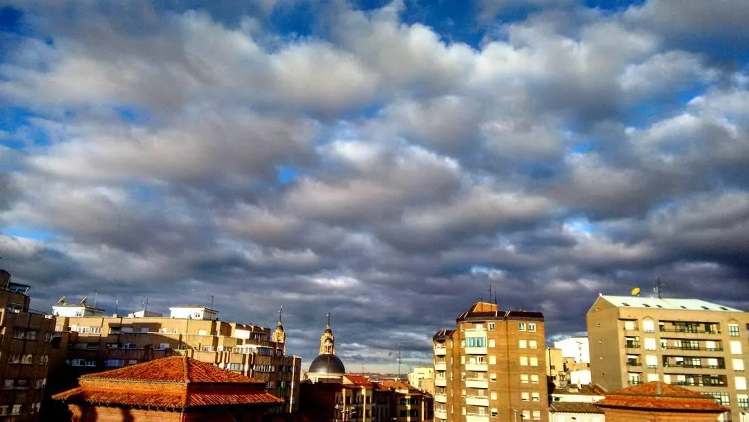 Bancos de stratocumulus grises y redondeados