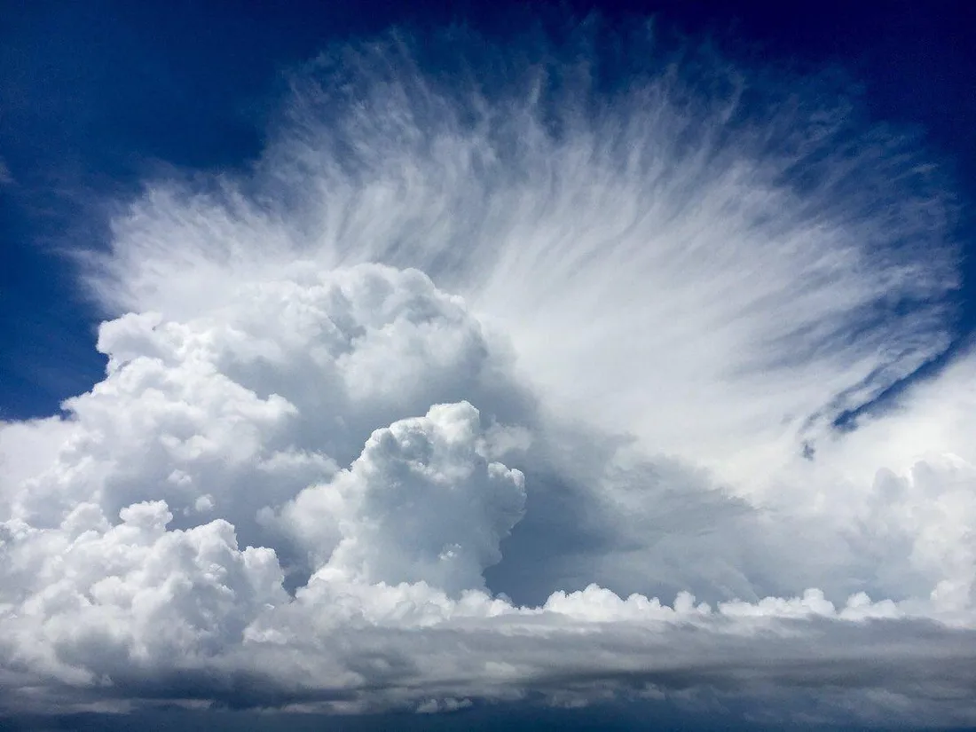 Cumulonimbus de tormenta con su característica forma de yunque