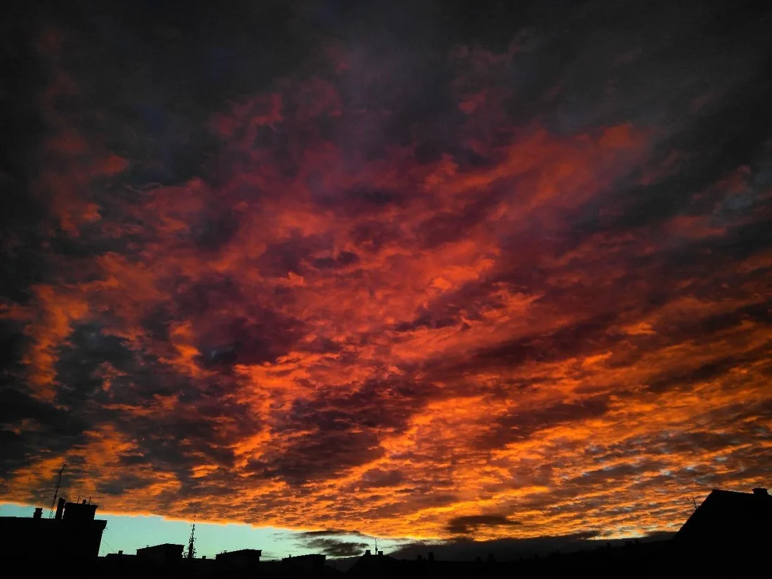 Nubes encendidas en un atardecer