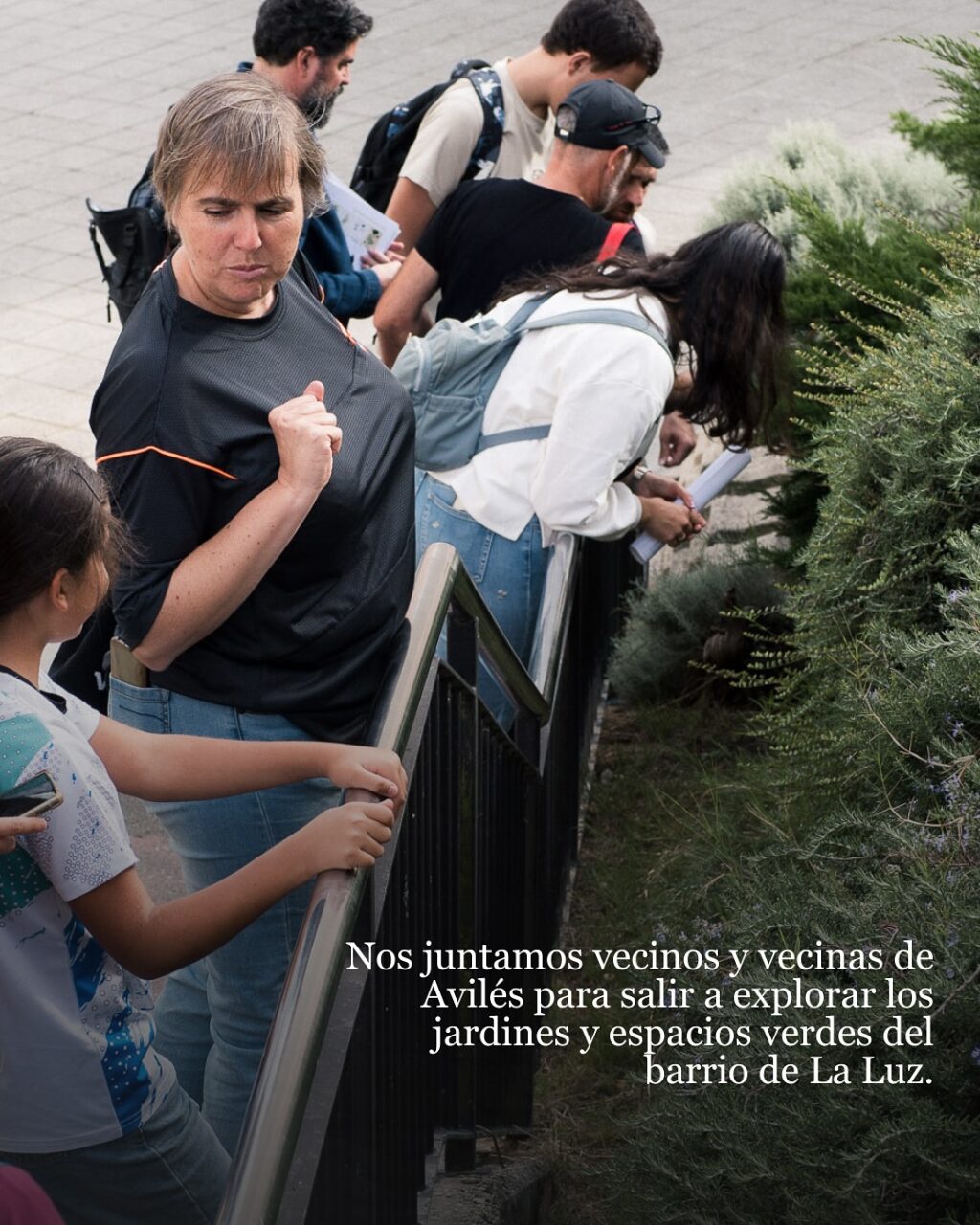 Vecinos y vecinas de Avilés recorriendo los jardines del barrio de La Luz durante el taller de cartografía botánica