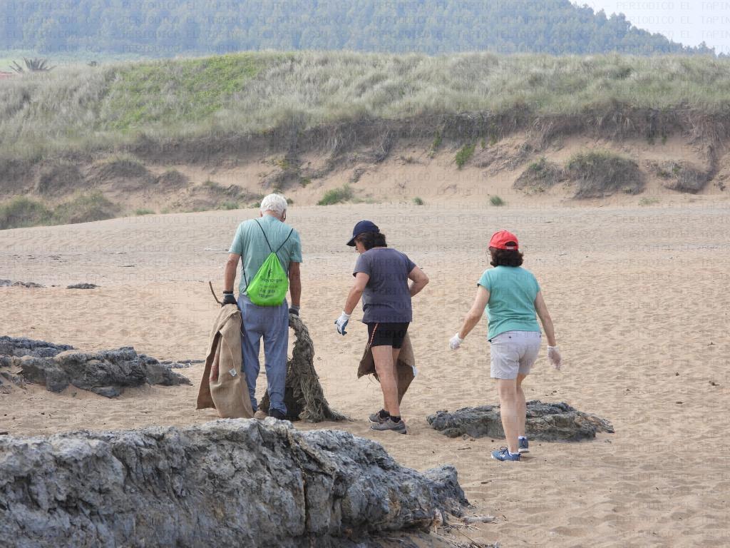Limpieza de residuos en la playa de Verdicio junto al IES Río Nora