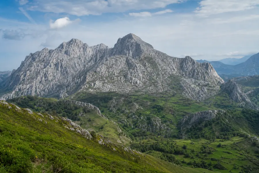 Macizo calizo asturiano con valles verdes