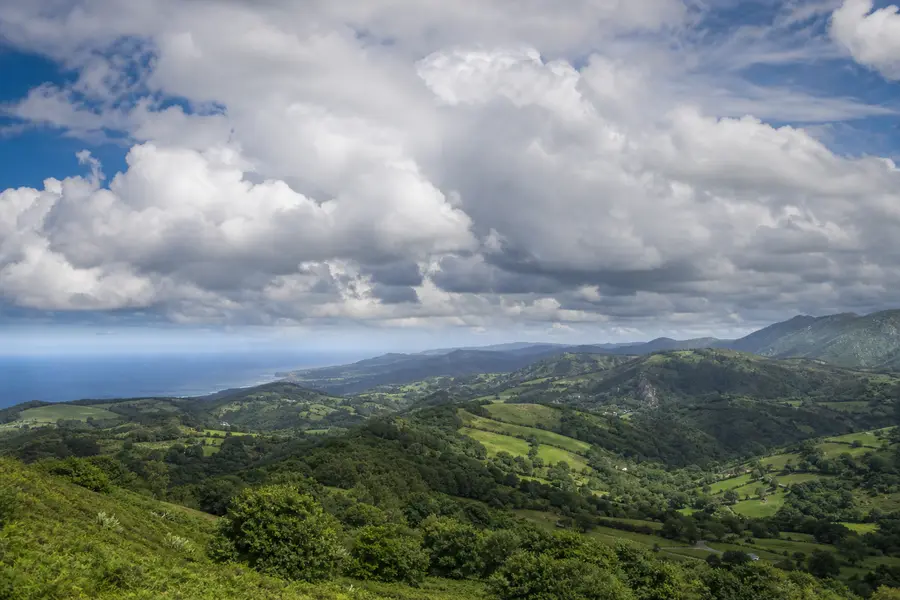 Nubes de tormenta sobre un paisaje verde, cielo meteorológico