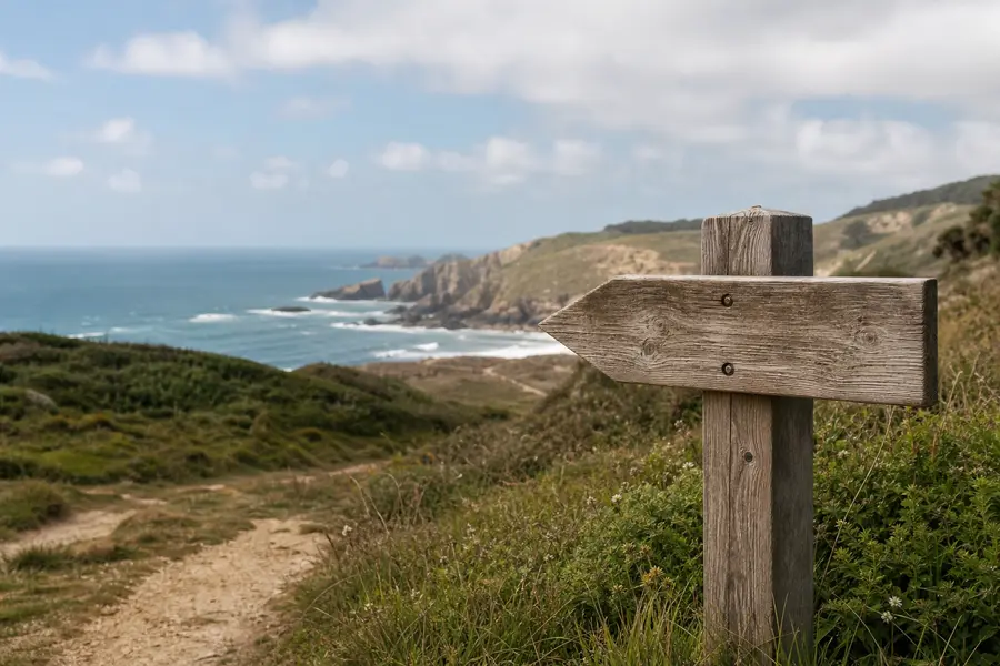 Poste indicador de madera en la entrada de un espacio natural protegido