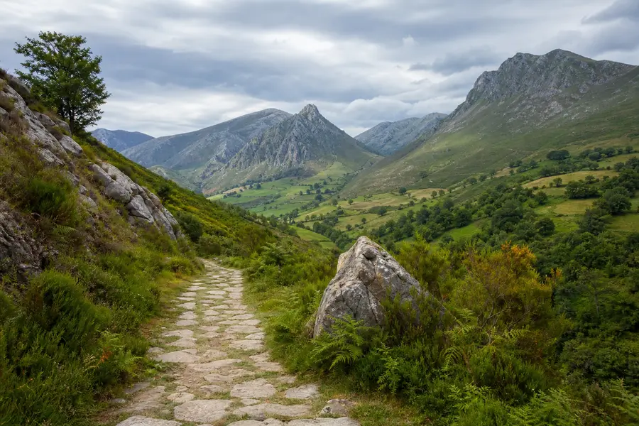 Sendero que serpentea por un valle verde de Asturias