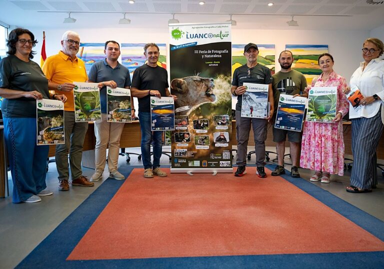 Presentación de la tercera edición de Luanco Natur en Luanco (Gozón), con el equipo y los carteles de la feria